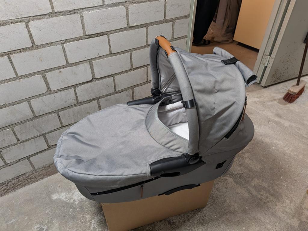 Mutsy Evo reiswieg + adapters / bassinet + adapters, Ophalen, Gebruikt, Mutsy