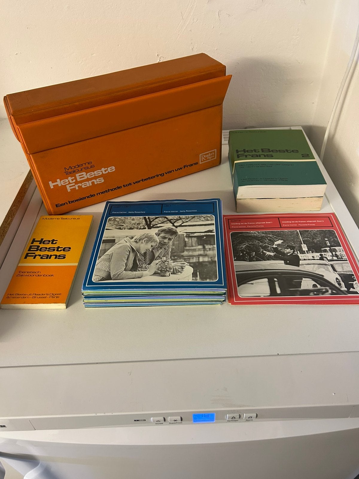 3 BOEKEN EN BOX MET 20 SINGLES MODERNE TAALCURSUS FRANS, Boeken, Ophalen of Verzenden, Alpha, Zo goed als nieuw, Niet van toepassing