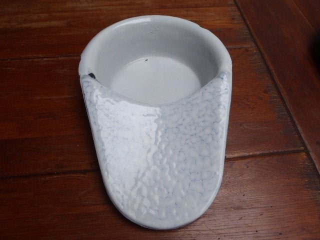Vintage emaille bedpan, gewolkt