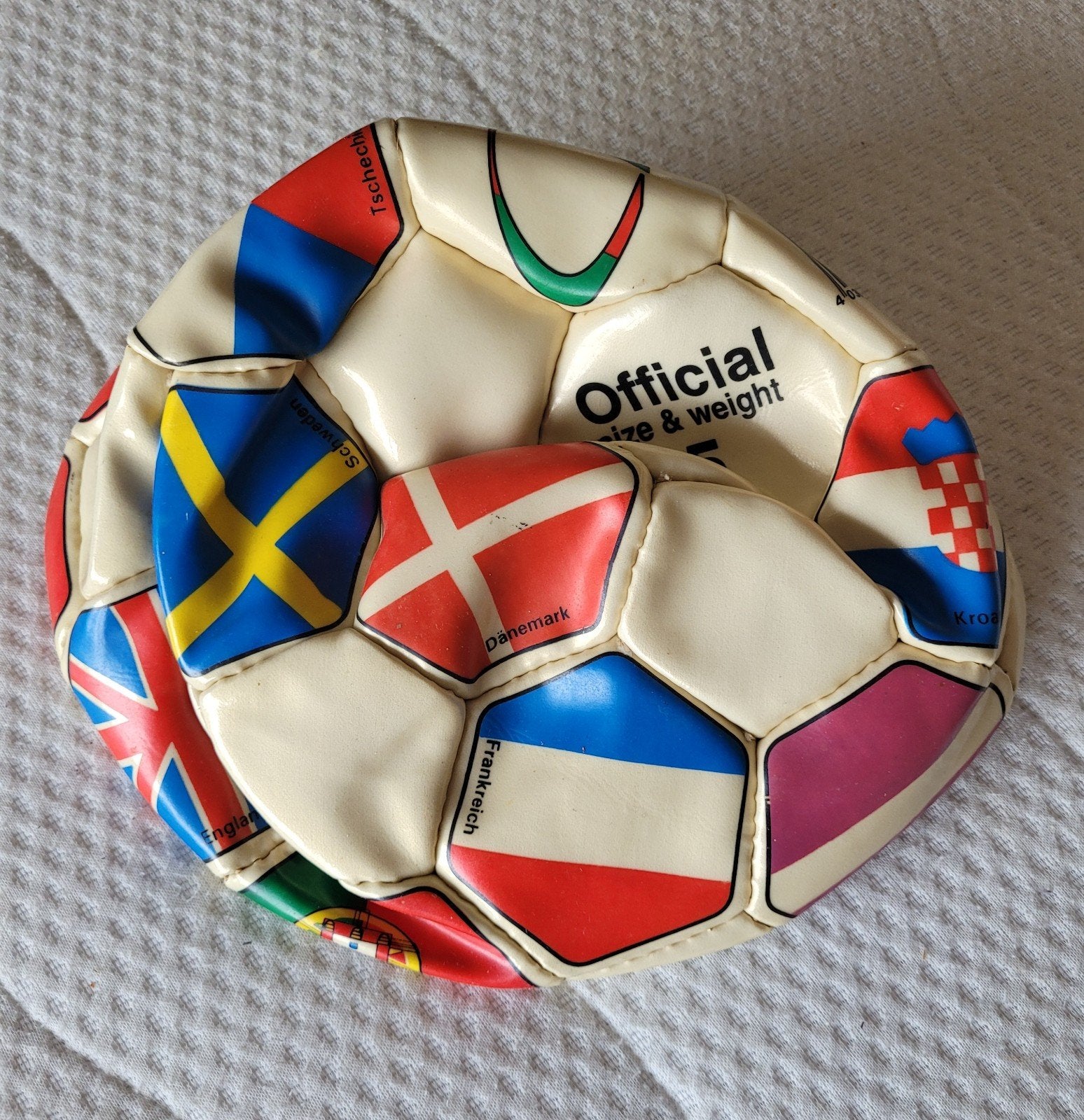Voetbal met vlaggen van verschillende landen, Ophalen of Verzenden