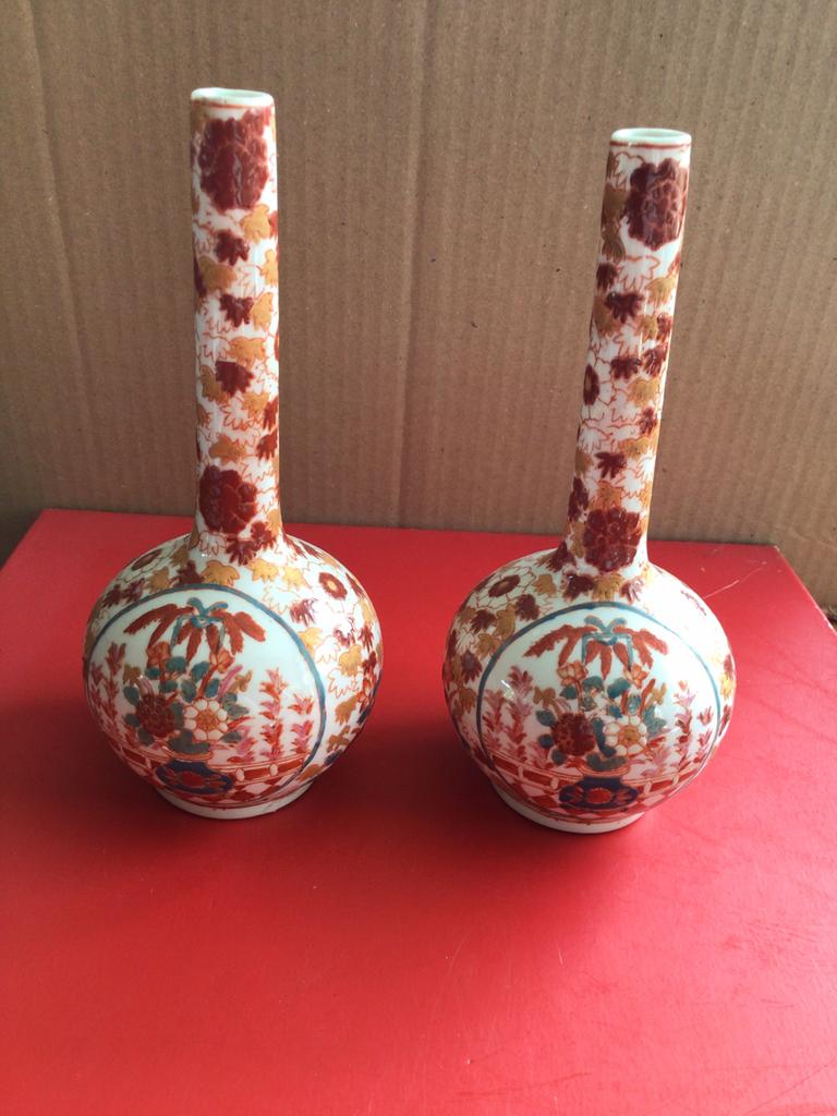 Twee Japanse Imari pijp vaasjes 17 cm hoog., Ophalen of Verzenden