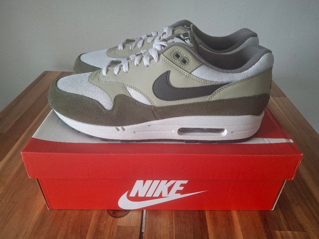 Nike air max 1 medium olive sequoia - Maat 45 - Ongedragen, Overige kleuren, Nike, Nieuw, Ophalen of Verzenden