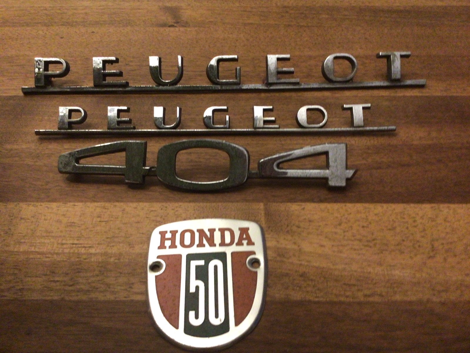 Peugeot 404 en Honda 50 emblemen, Ophalen of Verzenden, Gebruikt, Peugeot