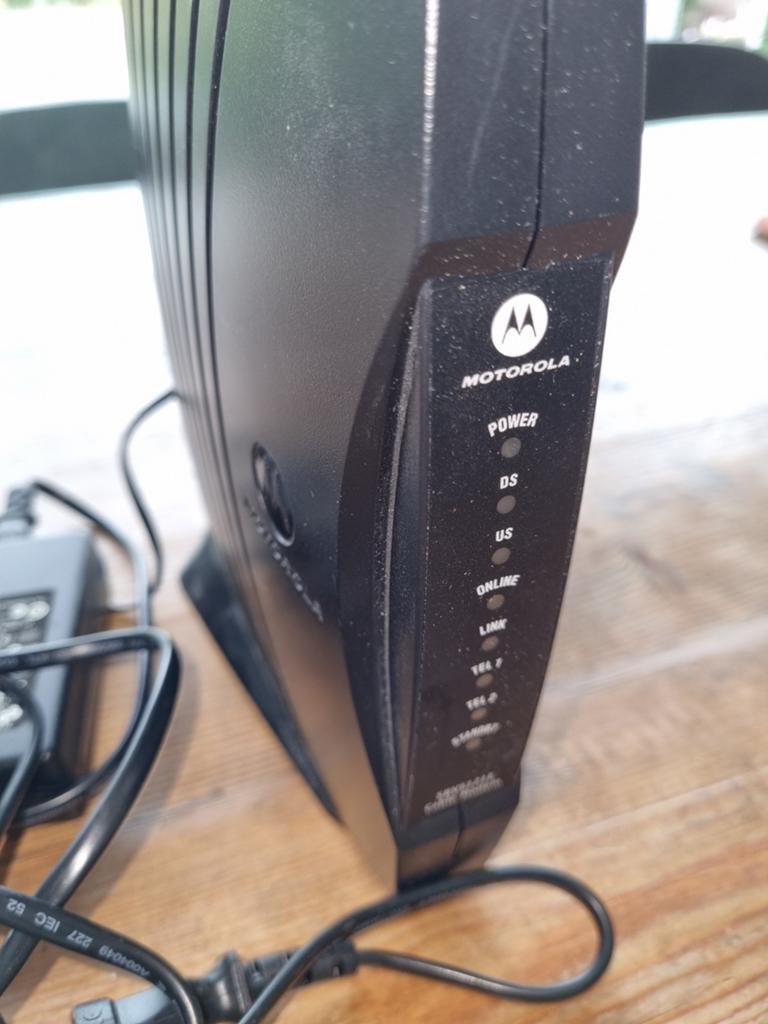Motorola Kabelmodem/Router met Voeding, Ophalen of Verzenden, Gebruikt, Router met modem, Motorola