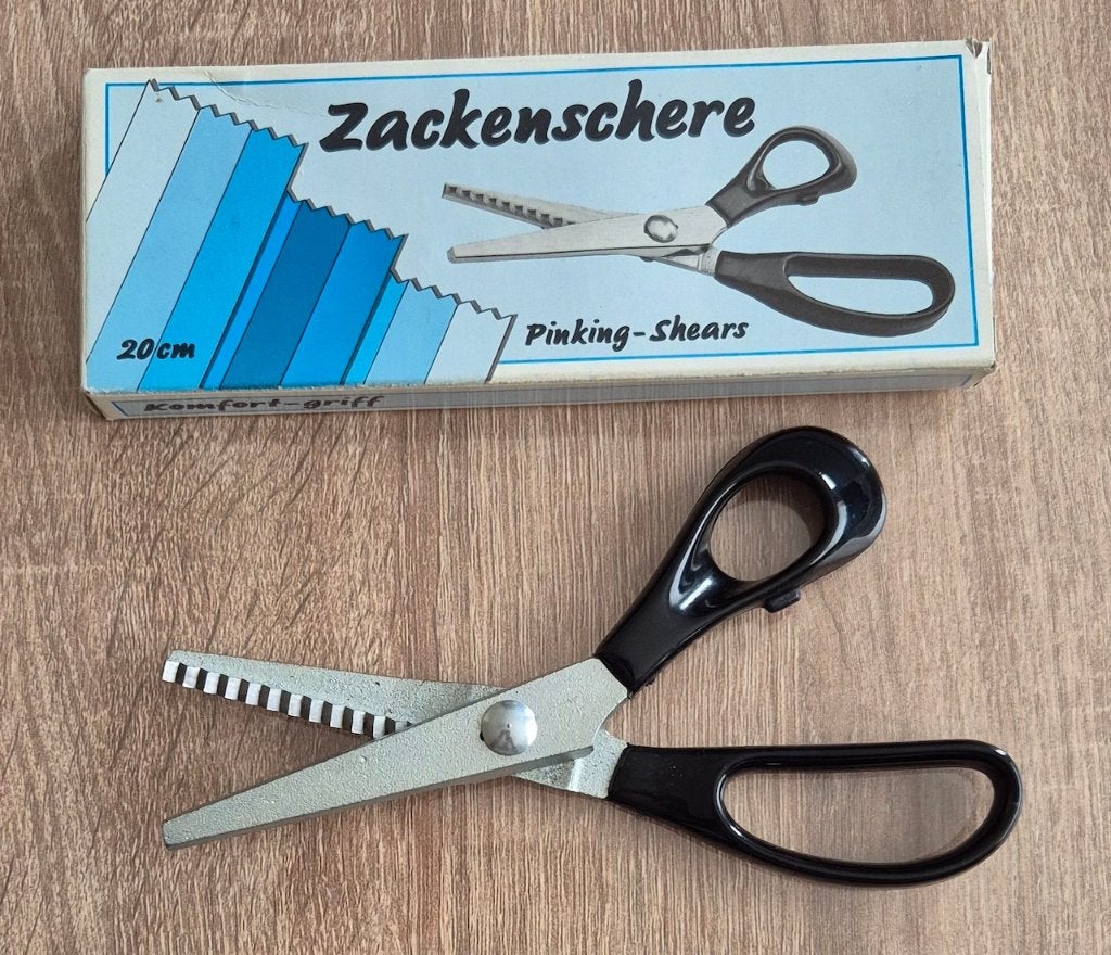 Pinking shears (gekartelde) schaar in originele doos., Antiek en Kunst, Antiek | Gereedschap en Instrumenten, Ophalen of Verzenden