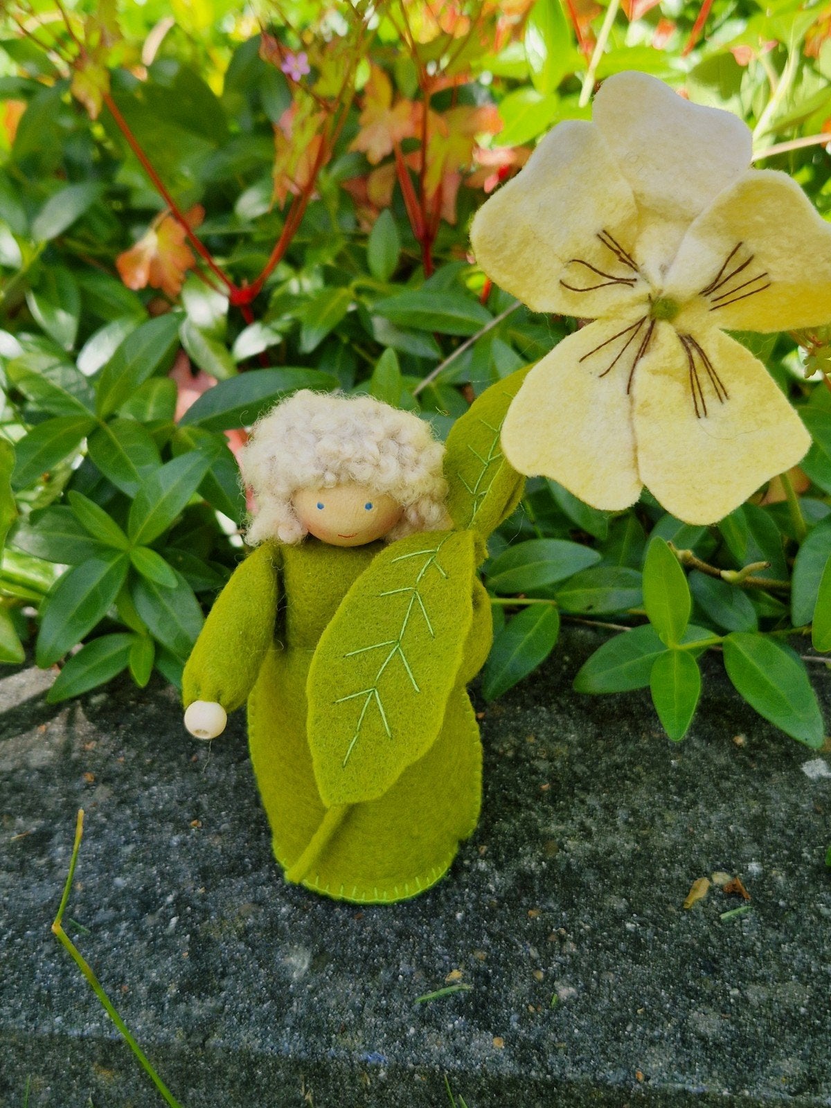 Voor de seizoenstafel, bloemenkindje Viooltje, wolvilt, Ophalen of Verzenden, Nieuw, Figuurtje(s), Wolvilt