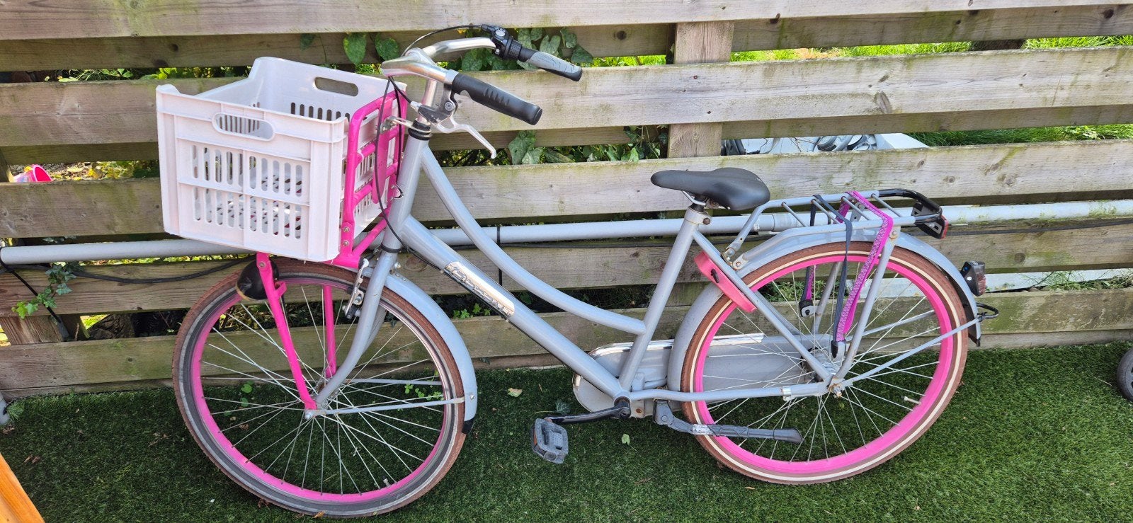 Meisjesfiets 26 inch met voordrager en mand, Ophalen, Gebruikt, 26 inch of meer