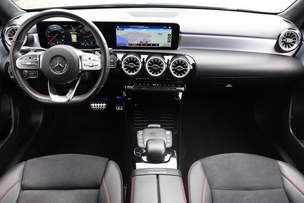 Mercedes-Benz A-klasse 180 Business Solution AMG 1e Eigenaar, Auto's, 136 pk, Gebruikt, 4 cilinders, Leder en Stof