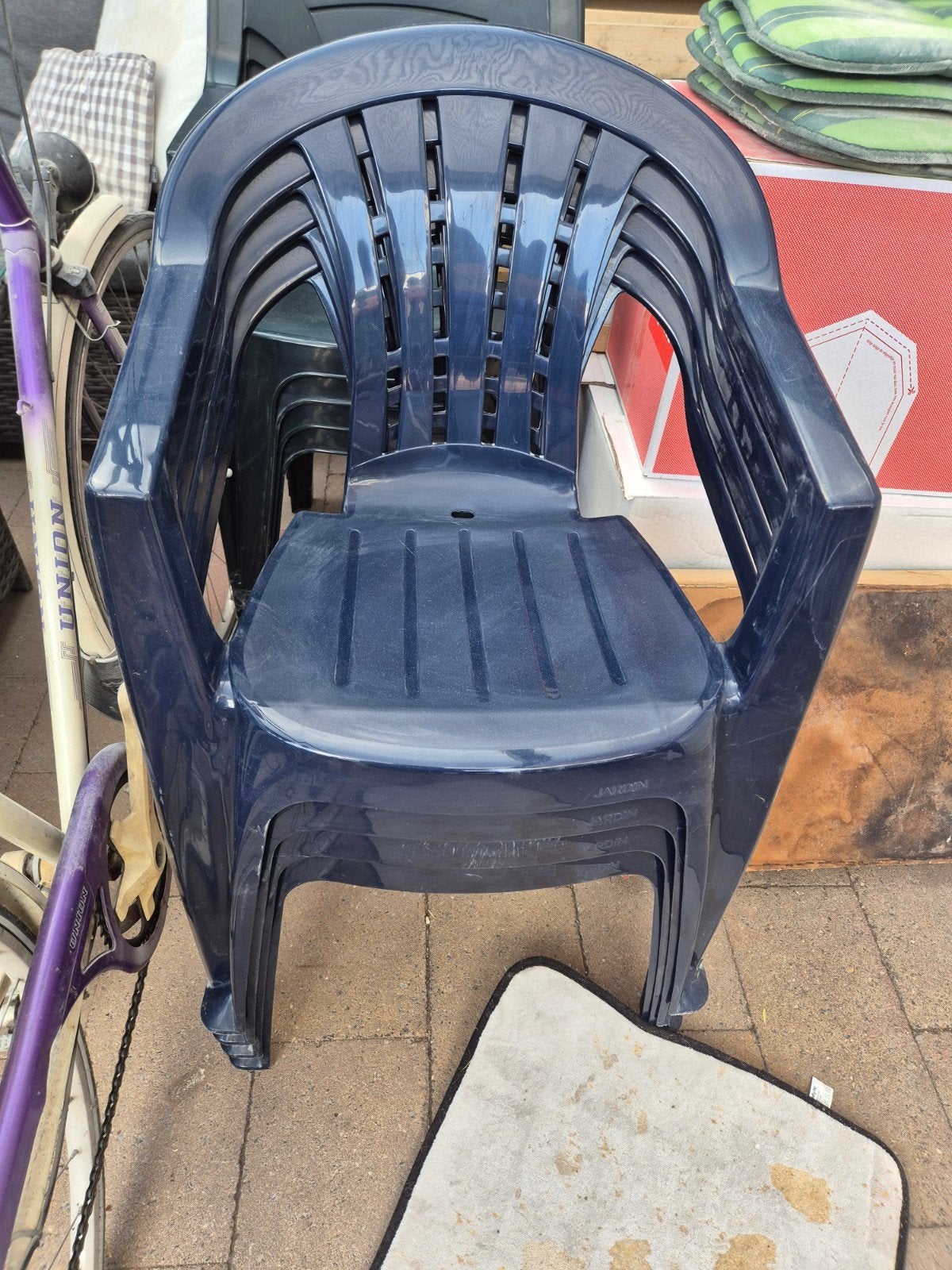 8 tuinstoelen: 4 blauw (2x lichte schade), 4 groen, Tuin en Terras, Tuinstoelen, Ophalen of Verzenden, Gebruikt, Plastic, Stapelbaar