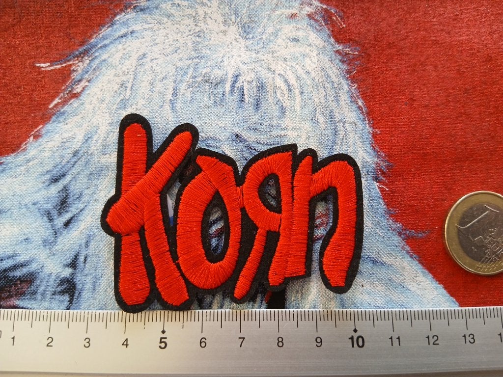 Korn leuke shaped rood logo patch k78 --5 x 7 cm, Ophalen of Verzenden, Nieuw, Kleding