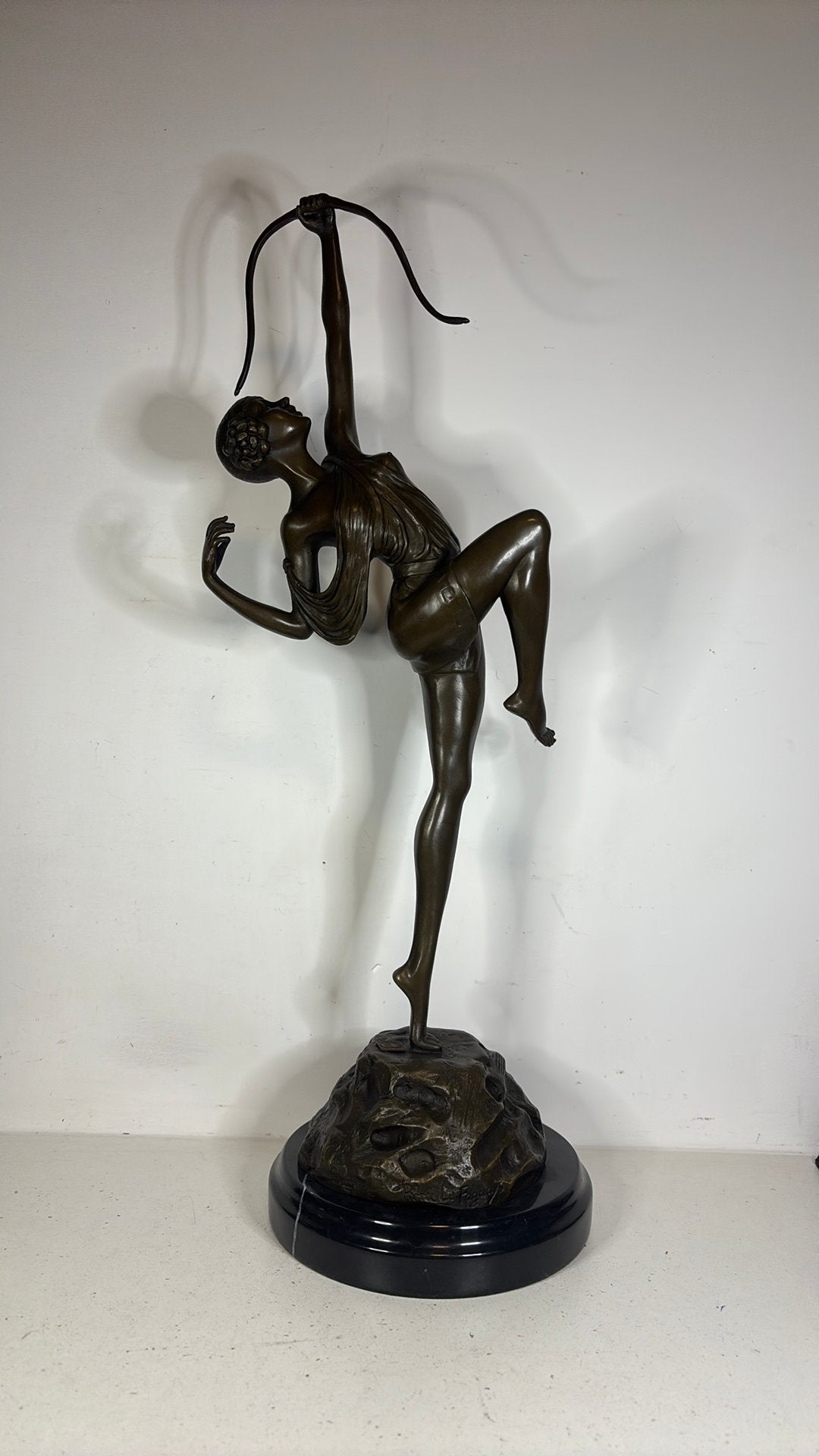 Brons beeld vrouw met boog - gesigneerd, Antiek en Kunst, Verzenden