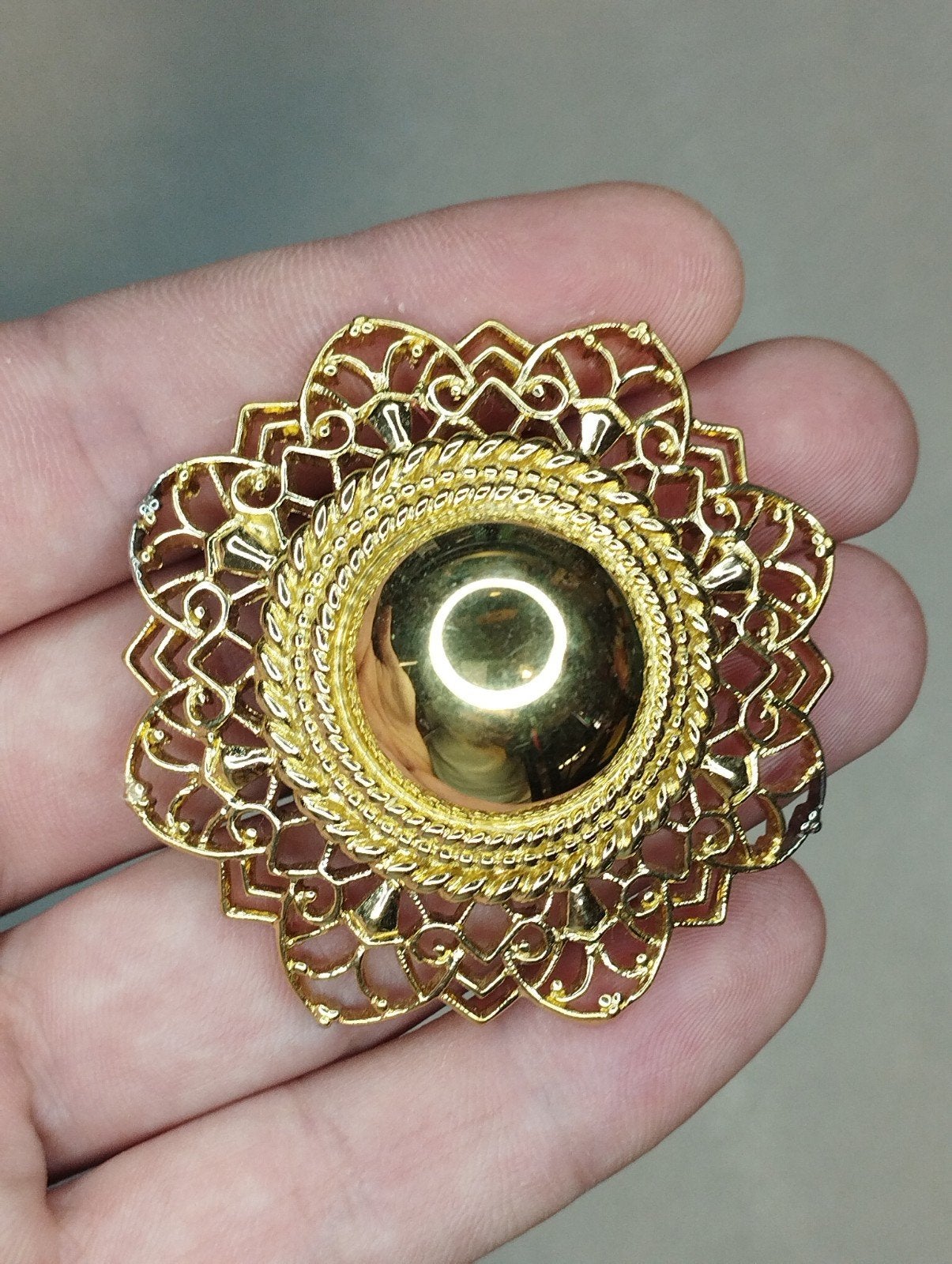 Vintage Trifari gouden opengewerkte koepel broche, Ophalen of Verzenden, Goud, Overige materialen