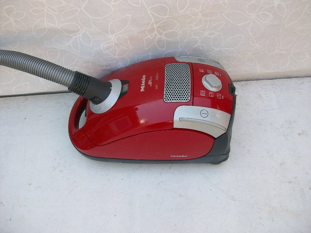 Zeer krachtige 2000 watt Miele stofzuiger rood, Witgoed en Apparatuur, Stofzuigers, Gebruikt, 1600 tot 2000 watt, Miele, Sledestofzuiger