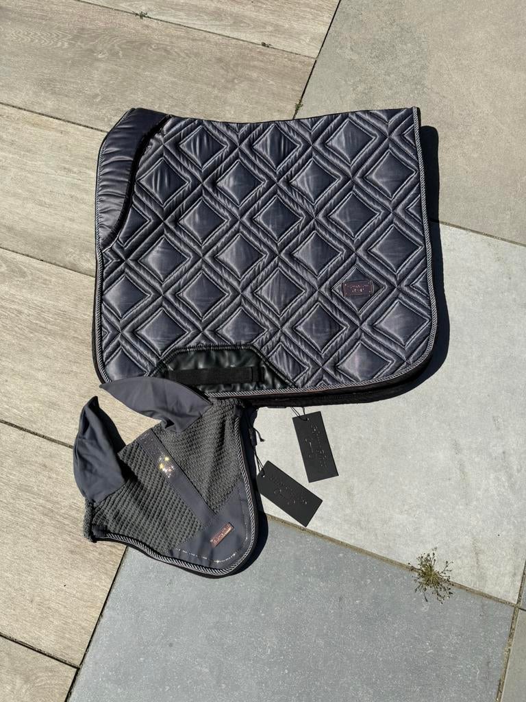 Horsegloss dekje + oornetje full dressuur, Dieren en Toebehoren, Paarden en Pony's | Dekens en Dekjes, Dressuurdekje, Zo goed als nieuw