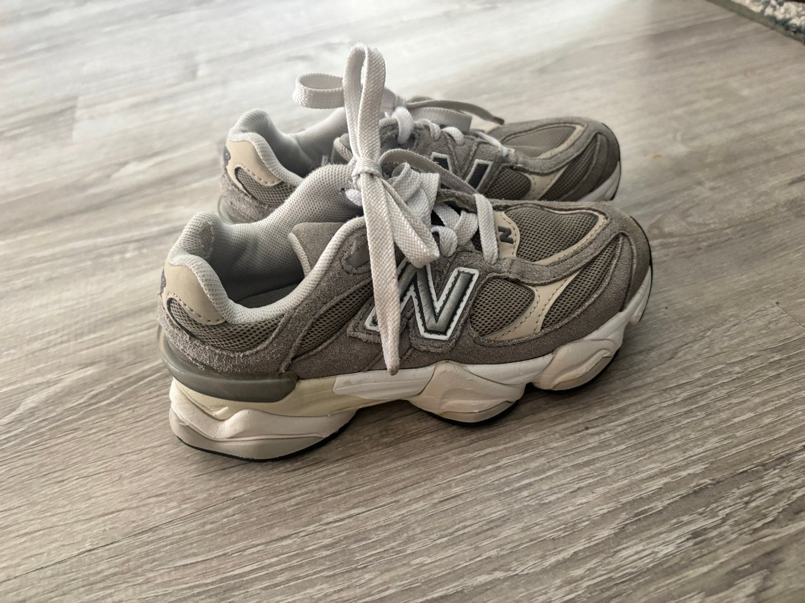 New Balance 9060 sneakers maat 30,5 - Nog in goede staat, Ophalen of Verzenden, Zo goed als nieuw, Jongen of Meisje, Sportschoenen