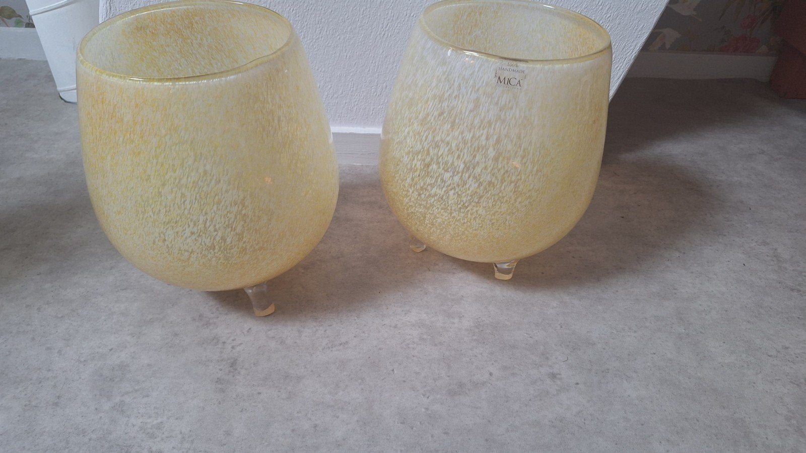 2 mica handmade glazen bloempotten op pootjes, Ophalen, Overige materialen, Rond, Zo goed als nieuw