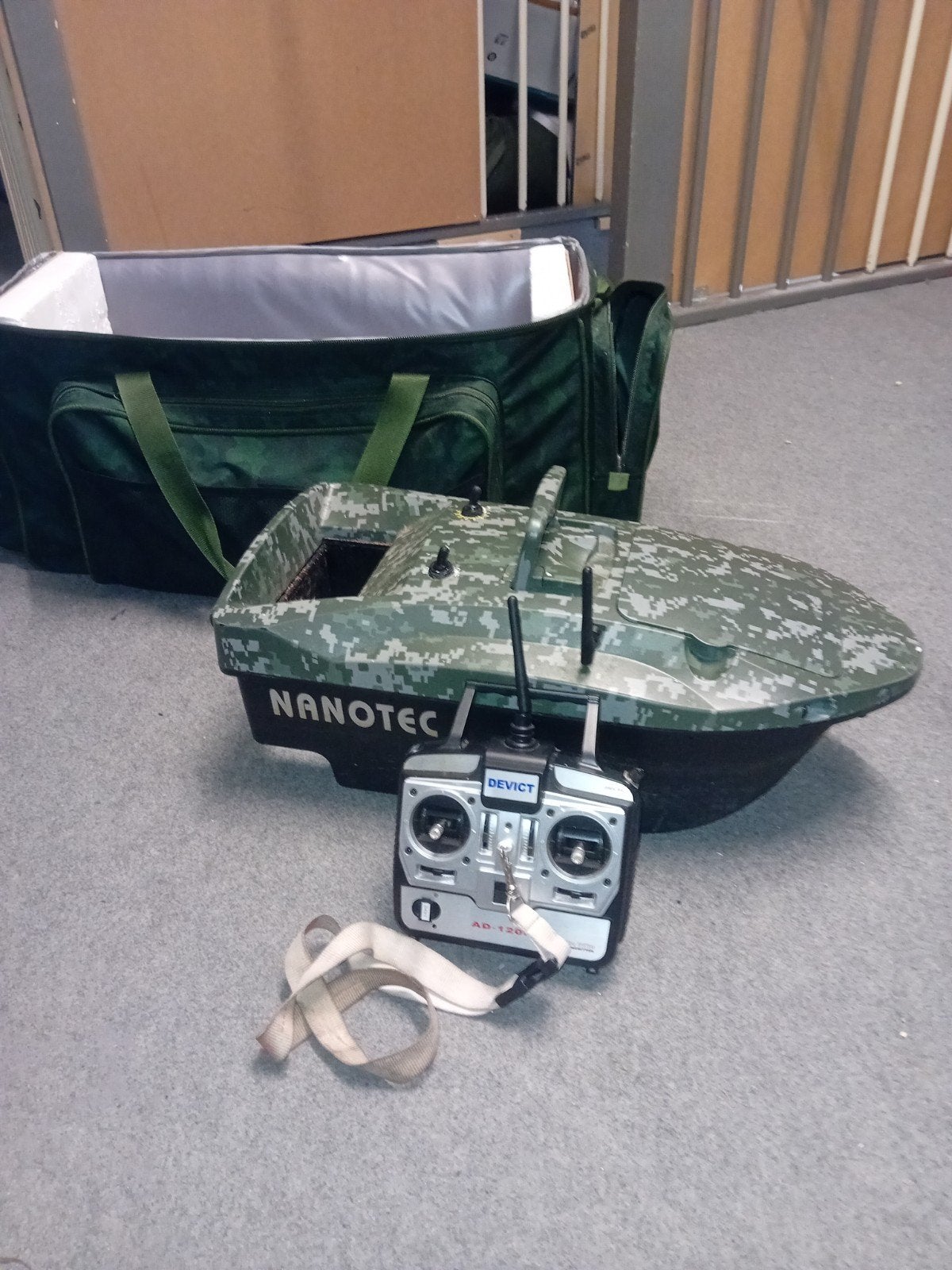 Nanotec Voerboot met Afstandsbediening en Draagtas, Ophalen
