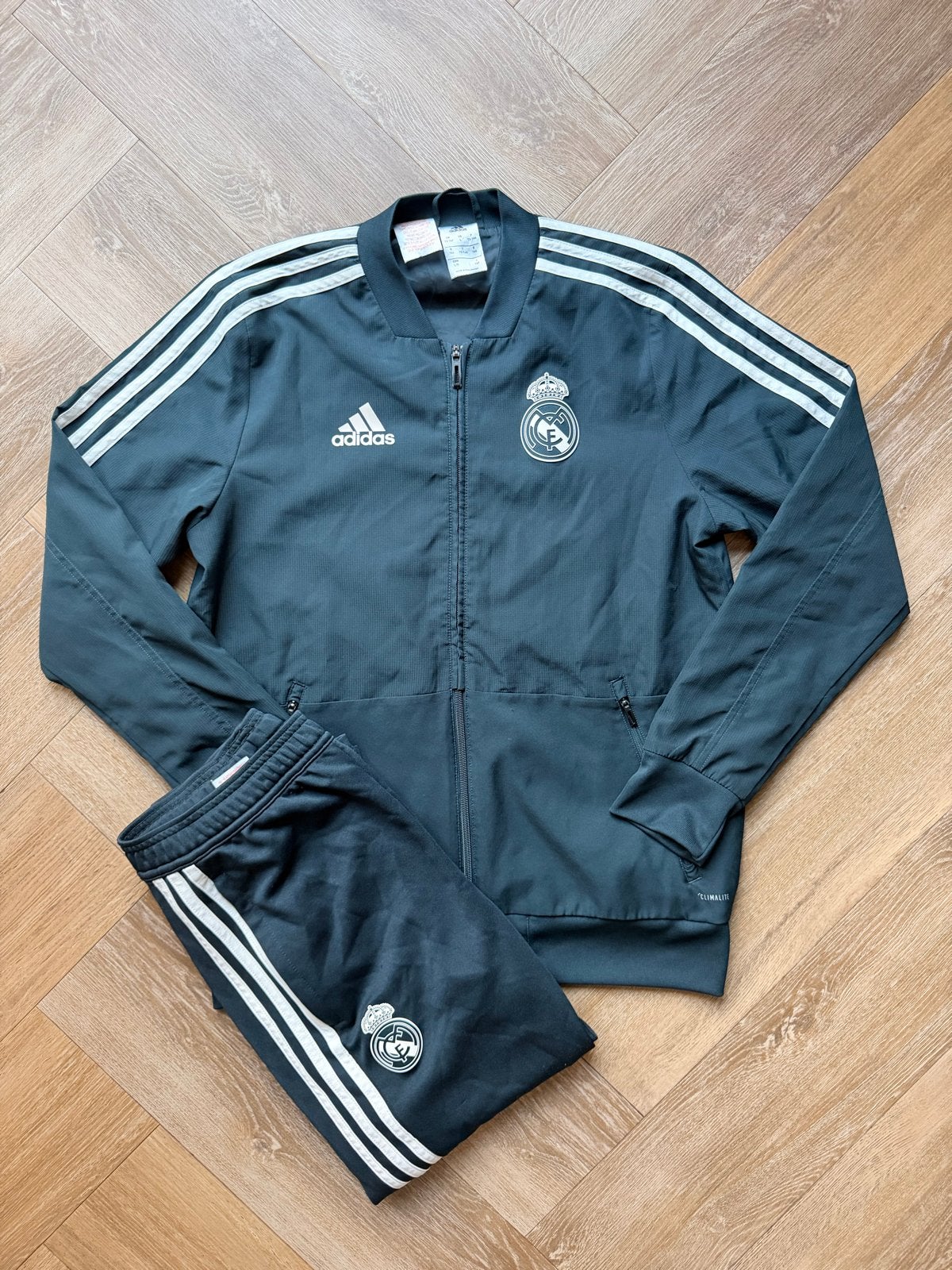 Adidas Real Madrid Trainingspak Maat 164, Ophalen of Verzenden, Zo goed als nieuw, Jongen, Setje