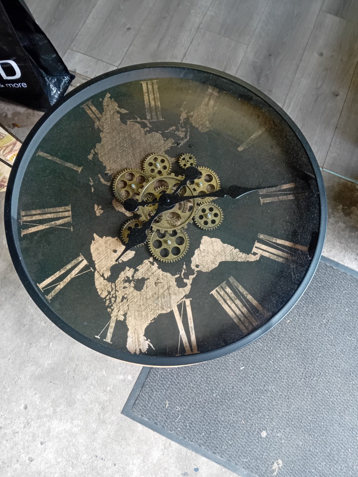 Grote wandklok met zichtbaar uurwerk en wereldkaart design, Huis en Inrichting, Ophalen, Analoog, Zwart, Overige merken
