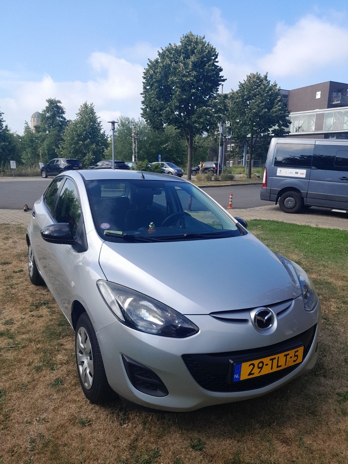 Mazda 2 1.3 Bifuel 75pk 5D 2012 zilvergrijs metallic, Voorwielaandrijving, 15 km/l, 74 pk, 31 €/maand