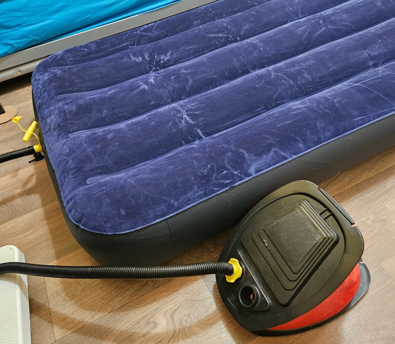 Intex Luchtmatras incl. Luchtpomp, Ophalen of Verzenden, Zo goed als nieuw