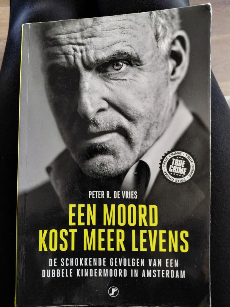 Peter R. De Vries - Een moord kost meer levens, Ophalen of Verzenden, Zo goed als nieuw, Peter R. De Vries