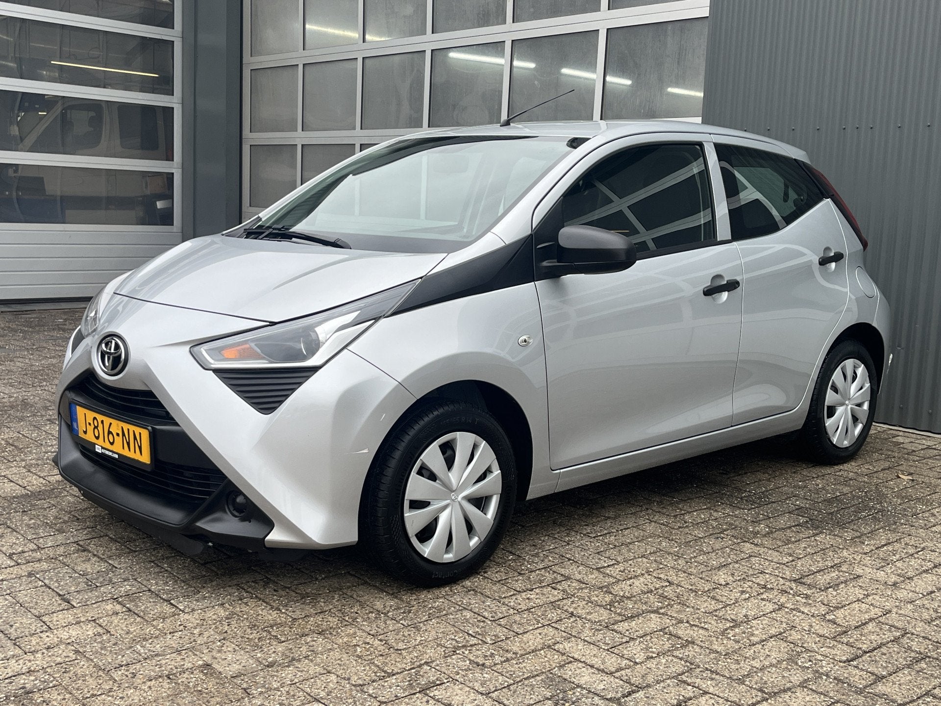 Toyota Aygo 1.0 VVT-i x-fun Airco Cruise controle Trekhaak R, Voorwielaandrijving, Stof, Gebruikt, 4 stoelen