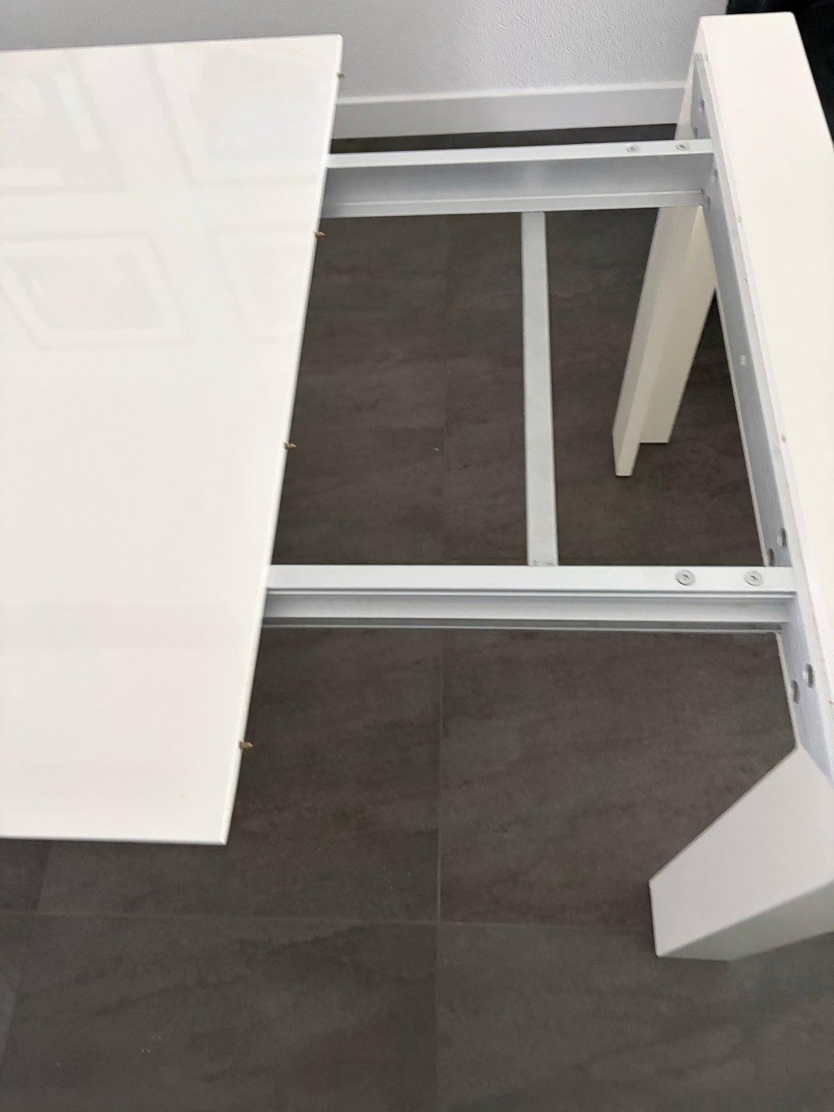 Foto 9 van Uitschuifbare eettafel met 8 lederen stoelen op wieltjes