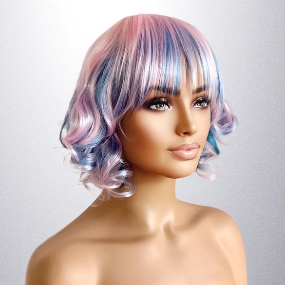 Carnaval pruik kort krulletjes haar roze blauw met pony, Ophalen of Verzenden, Nieuw, Pruik of Haarverlenging