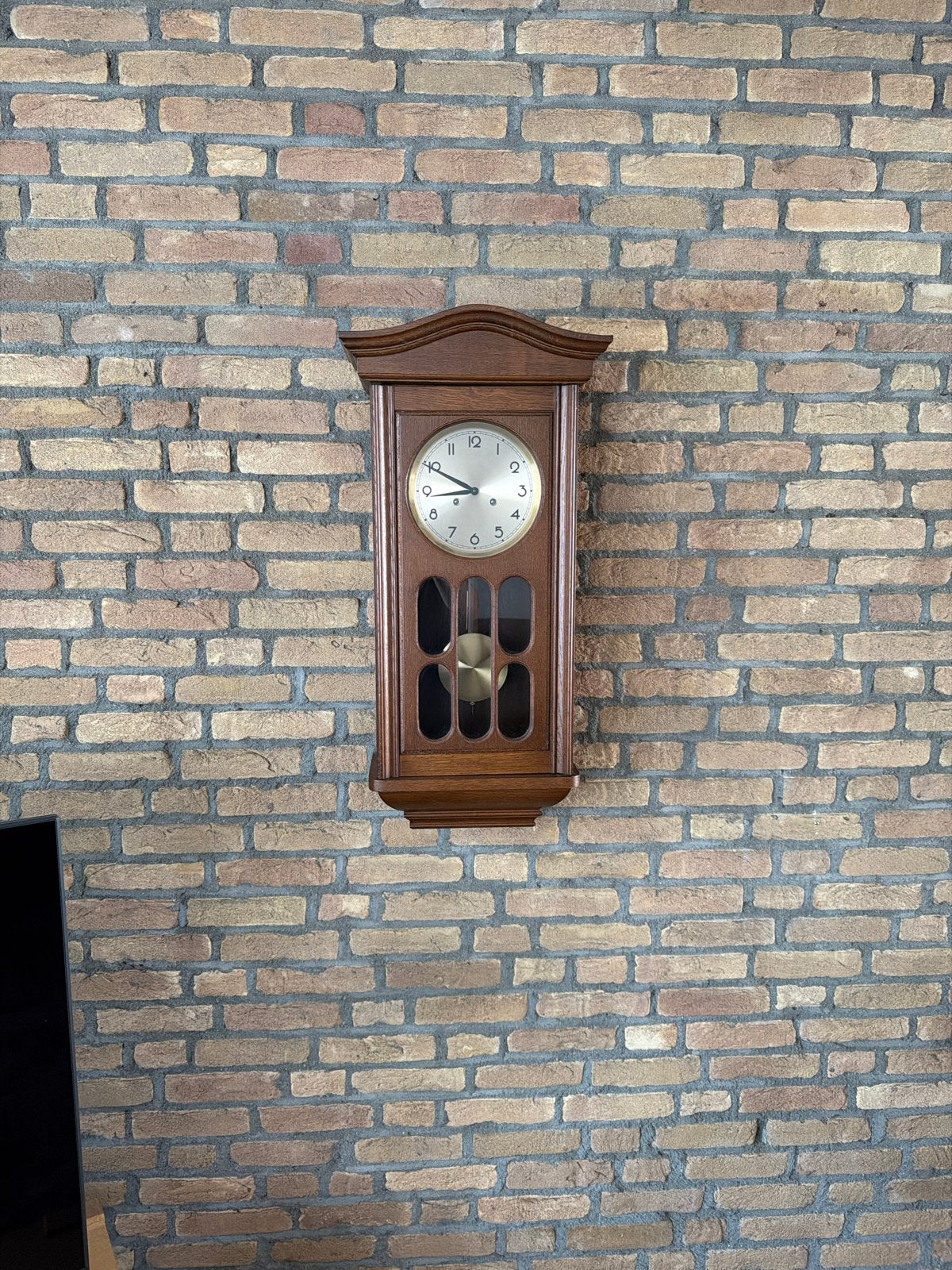 Klassieke houten wandklok met slinger, Ophalen