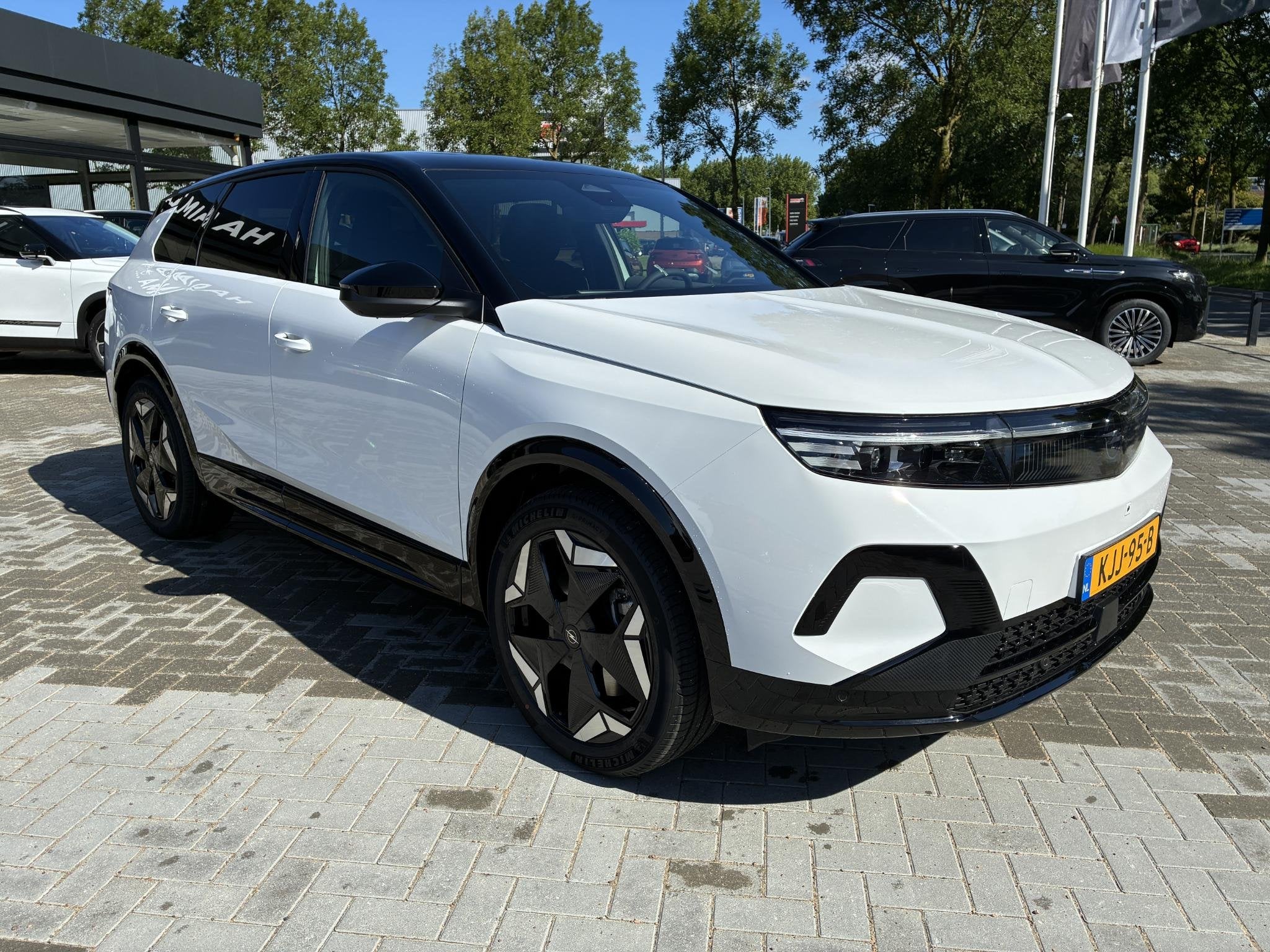 Opel Grandland Electric Ultimate AWD 73 kWh | DEMO | ECC | P, Auto's, 1350 kg, 488 km, Zwart, Wit