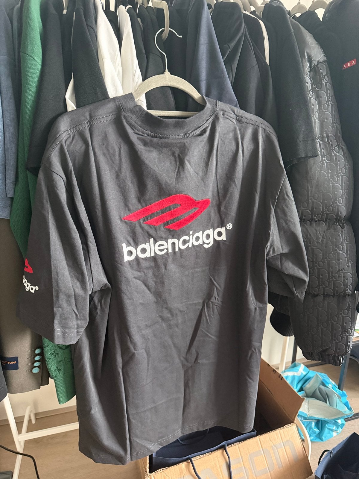 Balenciaga T-shirt maat M/L op voorraad, Ophalen of Verzenden, Zo goed als nieuw, Overige maten, Grijs