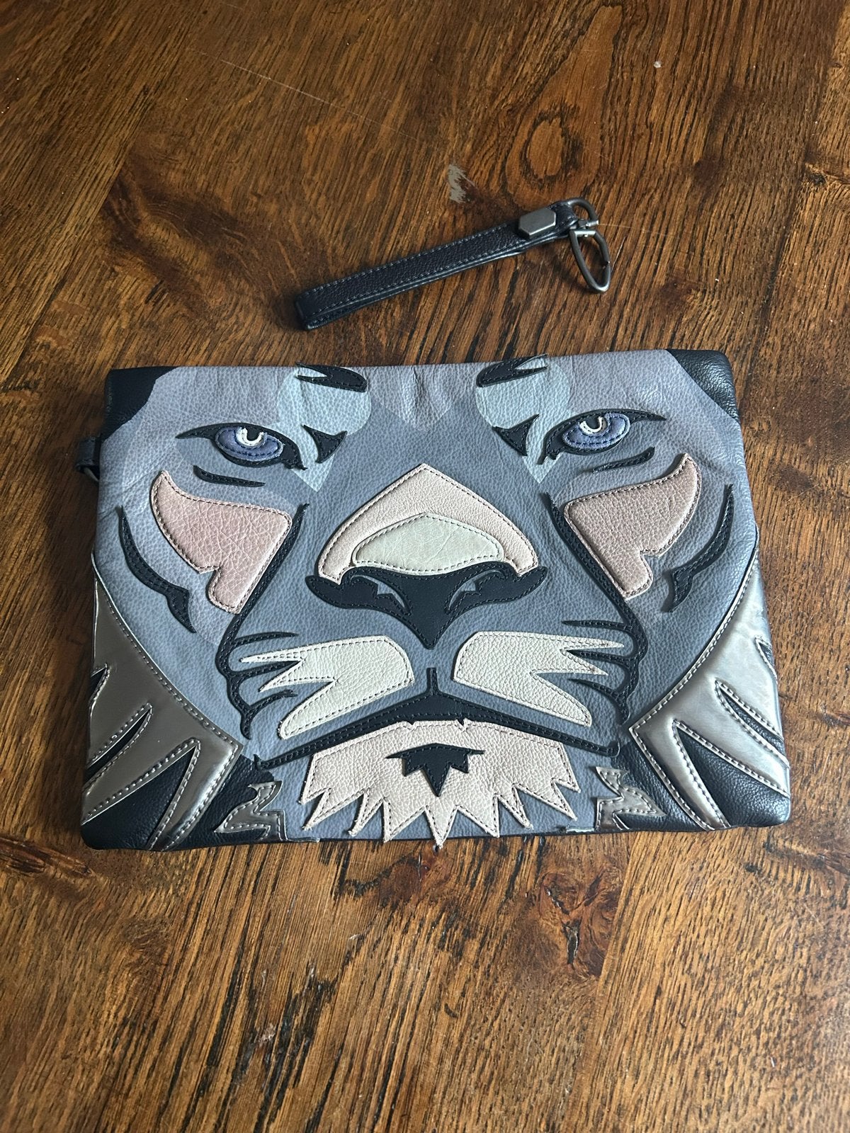 Liebeskind Berlin Clutch met leeuwenprint, Ophalen of Verzenden, Gebruikt, Grijs, Avondtasje