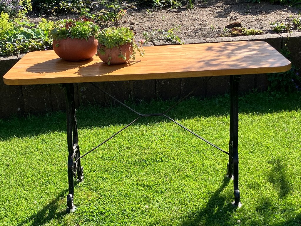 Mooie tuintafel met gietijzeren onderstel., Tuin en Terras, Tuintafels, Ophalen, Gebruikt, Rechthoekig, Hout