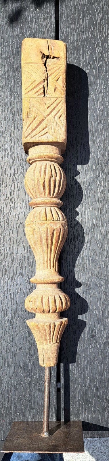 Decoratieve houten pinakel op metalen voet, Ophalen of Verzenden