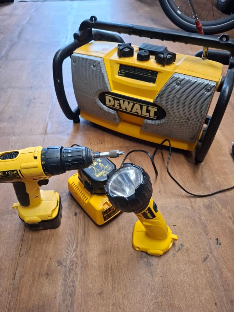 DeWalt Boormachine Set met 2 Accu's, Lader en Radio, Doe-het-zelf en Verbouw, Gereedschap | Boormachines, Gebruikt, Variabele snelheid