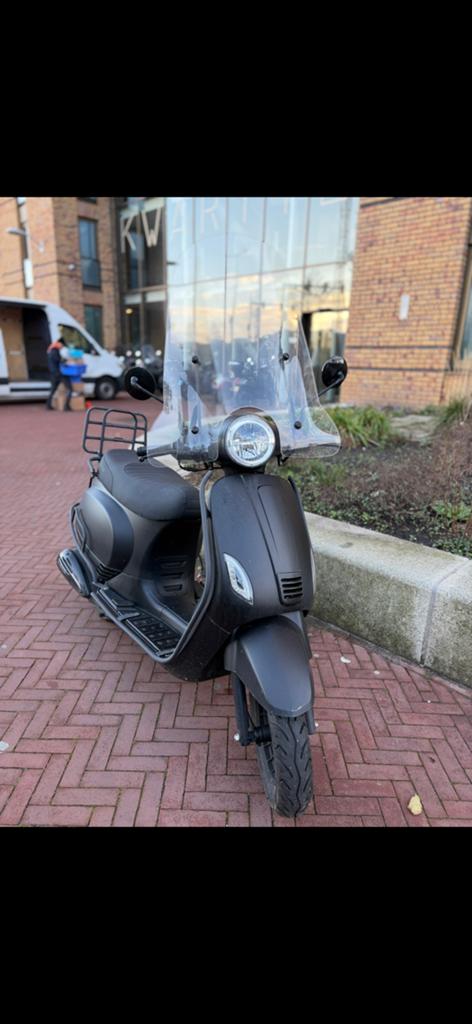 Senzo Rivalux Special Scooter Geel Kenteken + 2 Helm & Slot, Fietsen en Brommers, Snorfietsen en Snorscooters, Gebruikt, Overige merken