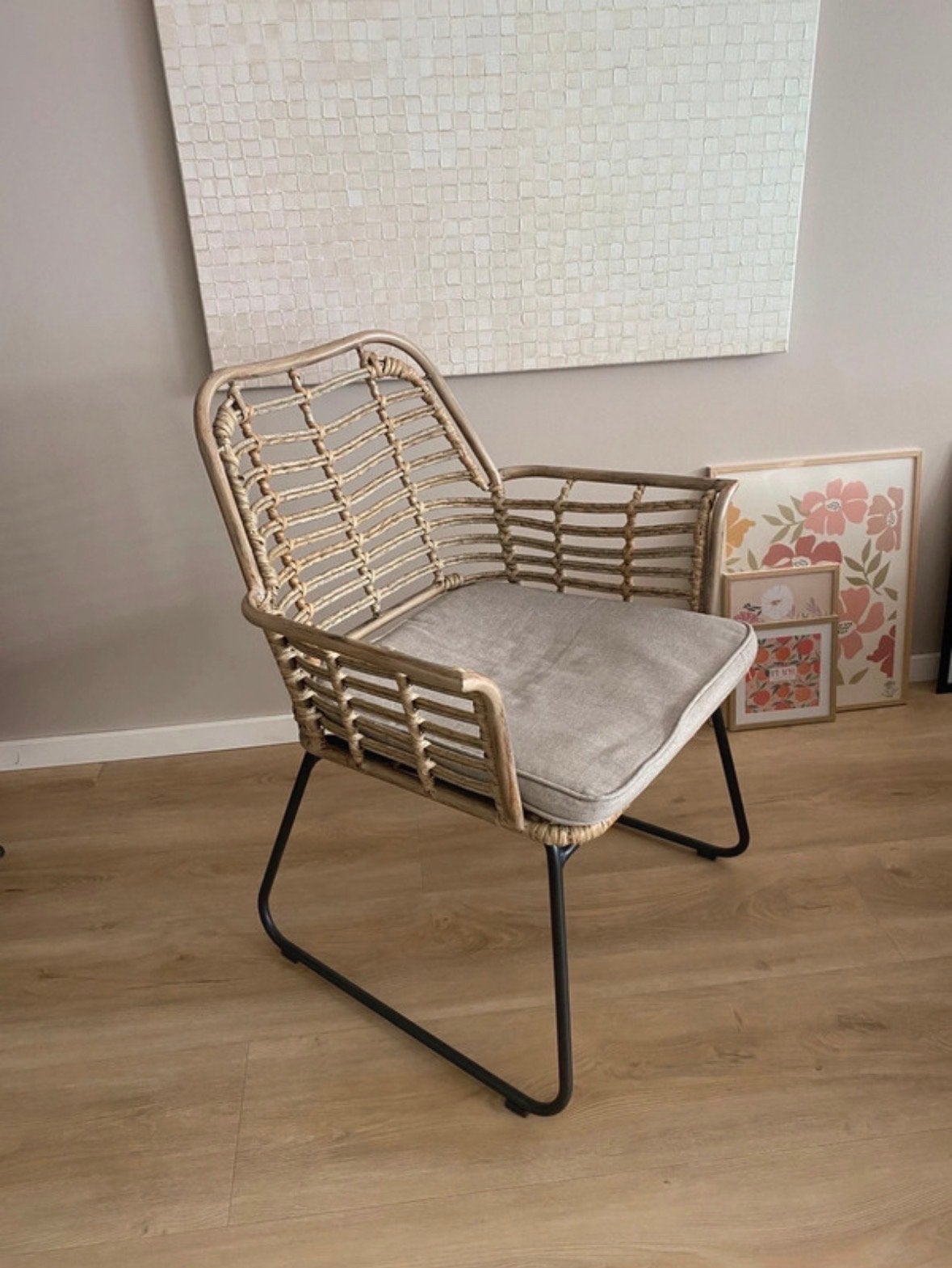 Rotan stoel met metalen onderstel en kussen, Huis en Inrichting, Stoelen, Ophalen, Overige kleuren, Riet of Rotan, Zo goed als nieuw