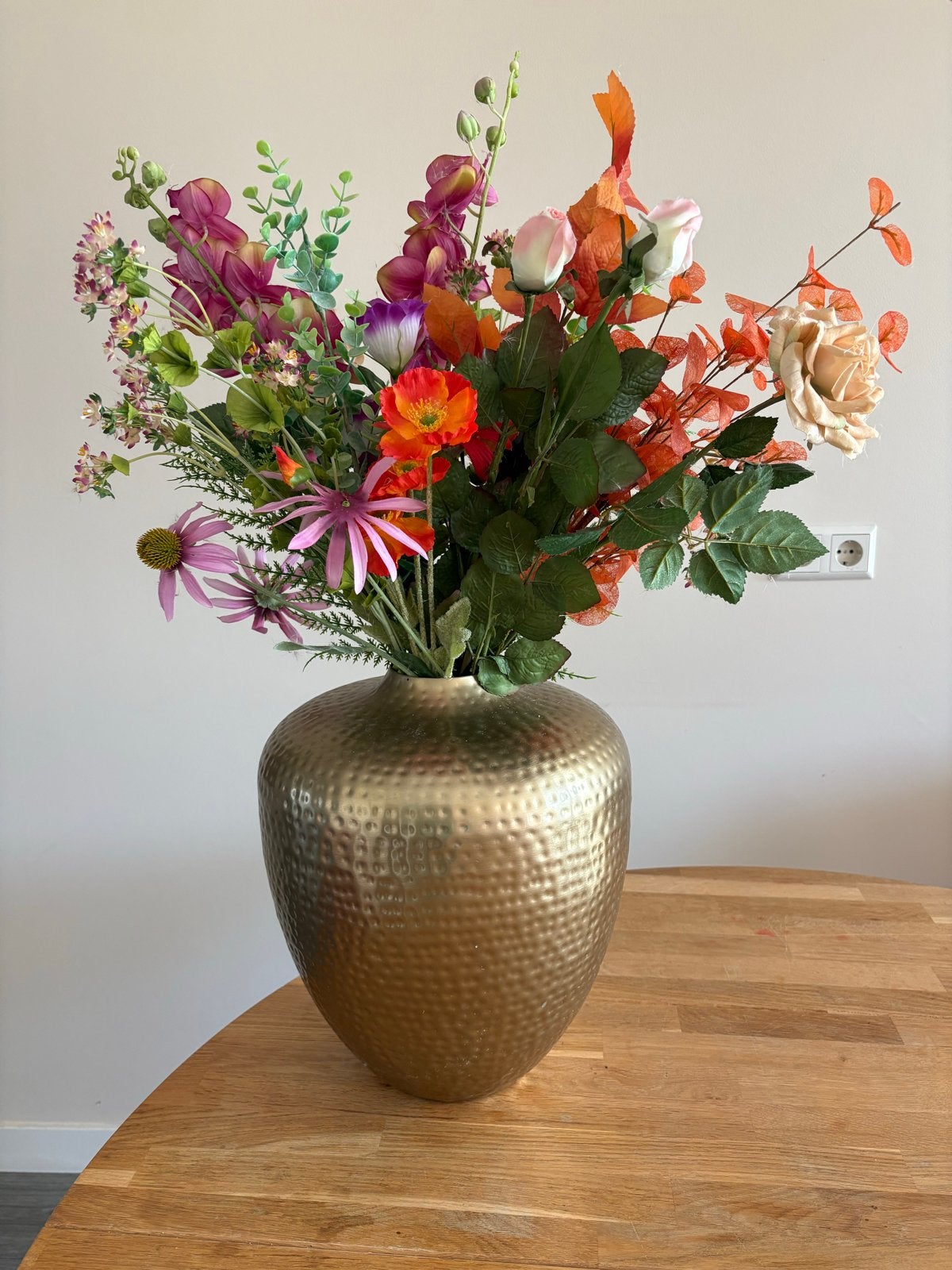 Gouden vaas met zijden kunstbloemen, Ophalen, Gebruikt, Met patroon/structuur, Metaal