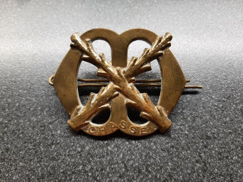 CHASSE  -  oud  ( koper ) baretembleem  - KL, Ophalen of Verzenden, Landmacht, Nederland, Embleem of Badge