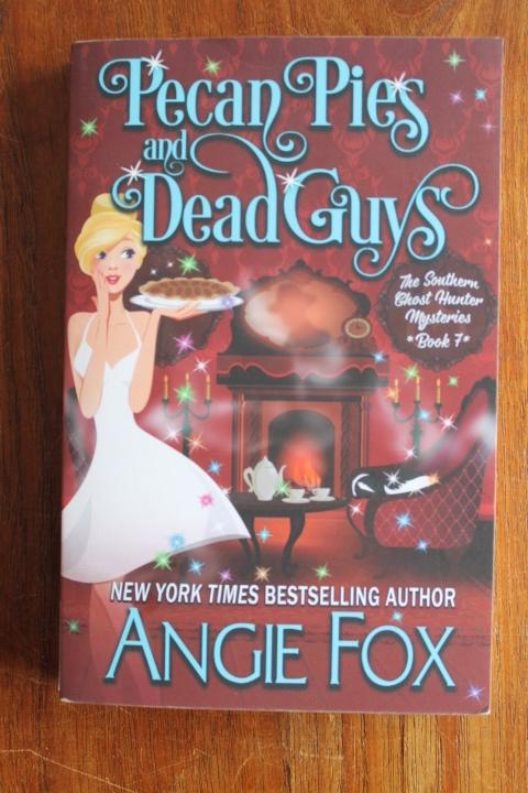 Angie Fox - Pecan Pies and Dead Guys (Ghost Hunter Mysteries, Ophalen of Verzenden, Zo goed als nieuw