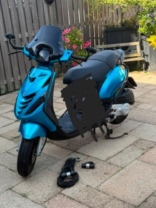 PIAGGIO ZIP UIT 2023 4T CANDY BLUE 5127 KM / 45 KM/ H, Fietsen en Brommers, Ophalen, Maximaal 45 km/u, Zip, Zo goed als nieuw