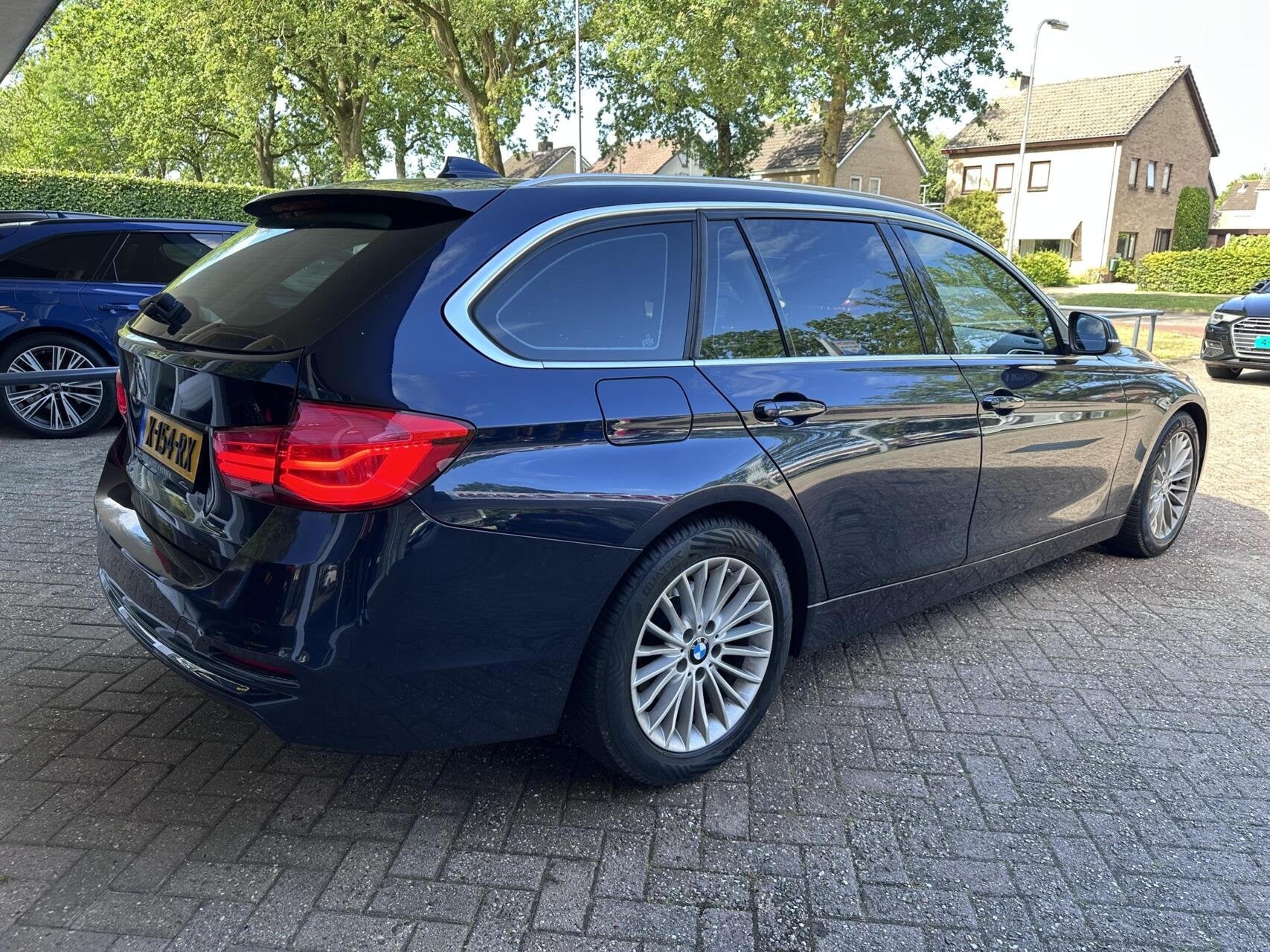 BMW 3-serie Touring 318i Luxury Led, Leer, Climat, Pdc, Trek, Gebruikt, Euro 6, Met garantie (alle), Blauw