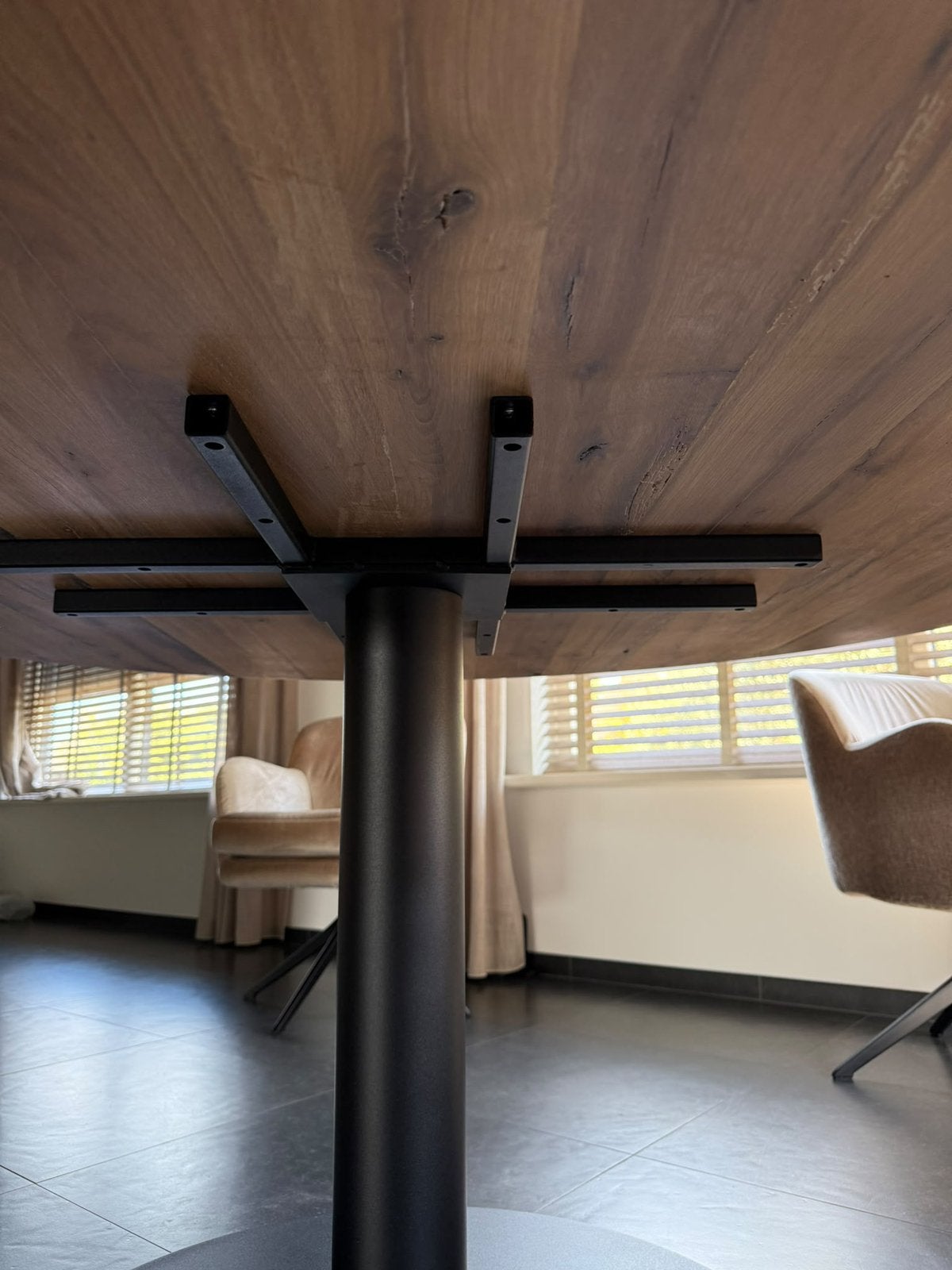 Foto 6 van Ronde eettafel met stalen poot - direct af te halen