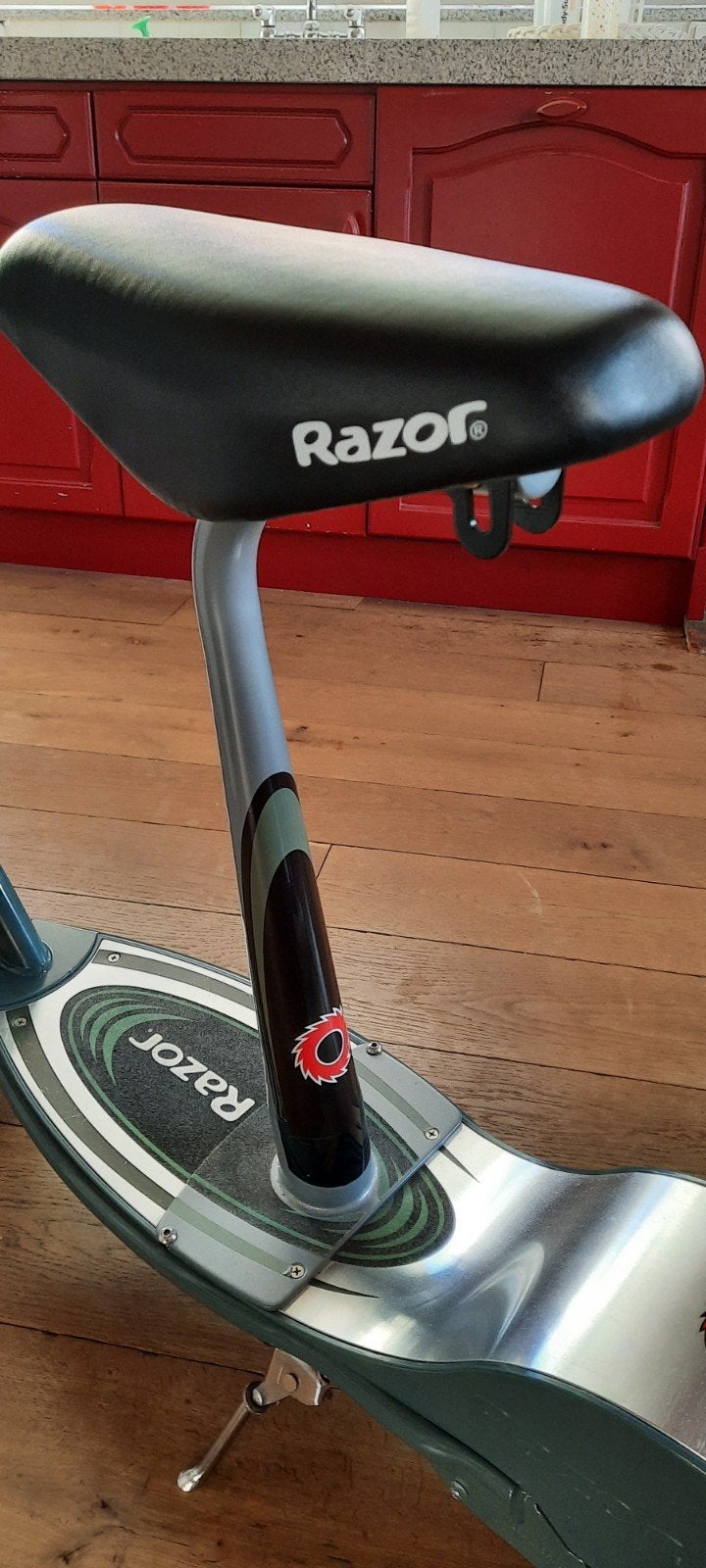 Razor E300S Elektrische Step met Zitje - Grijs, Fietsen en Brommers, Ophalen, Zo goed als nieuw, Elektrische step (E-scooter)