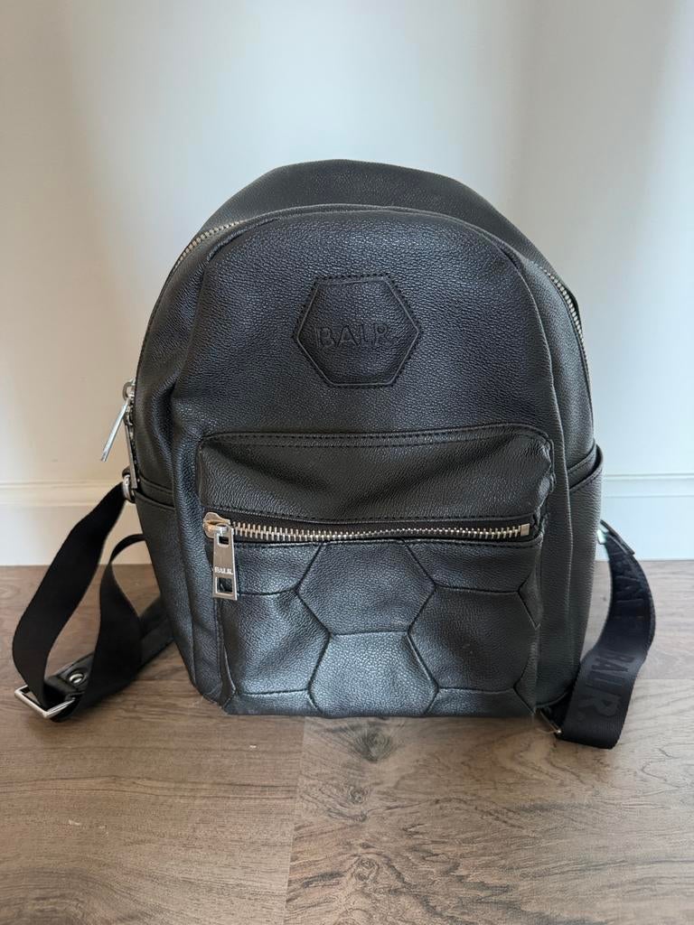 balr leather backpack Premium top backpack is hugely versatile and can be matched with a range of outfits and stylesfrom jeans to dresses Leather travel bag BALR. Black