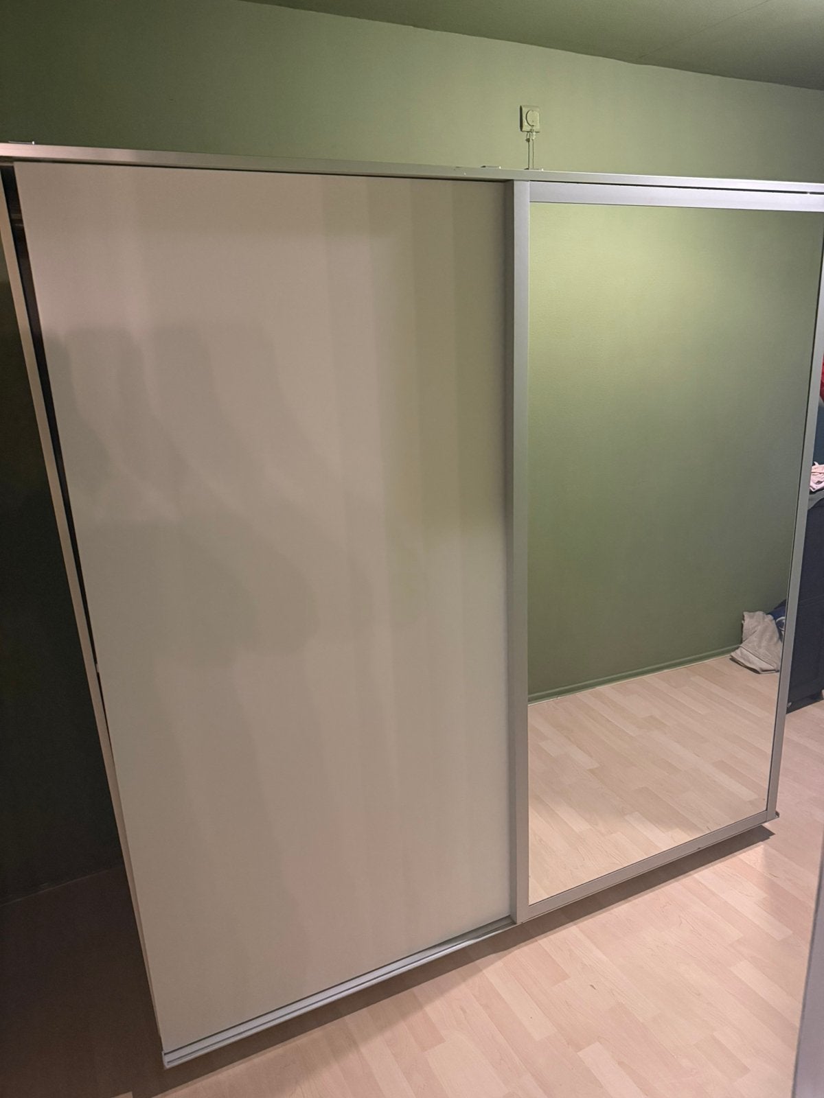 Grote kledingkast met schuifdeuren en spiegel – wit, Ophalen, Met deur(en), Gebruikt, 200 cm of meer