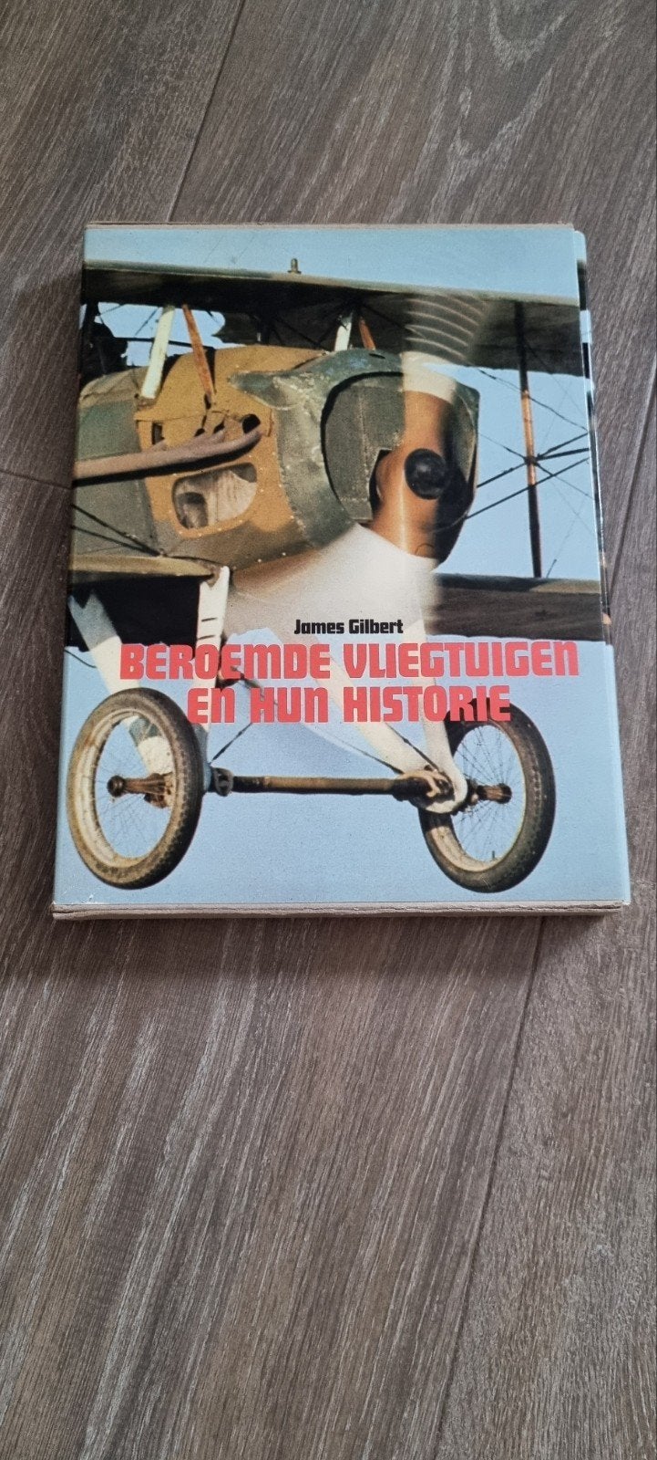James Gilbert - Beroemde vliegtuigen, Verzamelen, Luchtvaart en Vliegtuigspotten, Ophalen of Verzenden, Nieuw, Boek of Tijdschrift