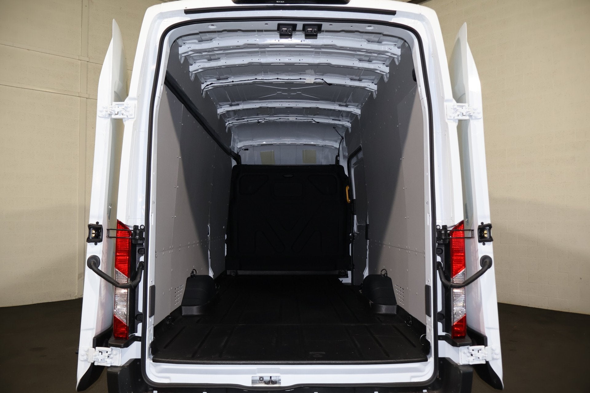 Ford Transit 350 2.0 TDCI L4 H3 130pk Navigatie 270gr Achter, Auto's, Bestelauto's, Euro 6, 4 cilinders, 2800 kg, Wit