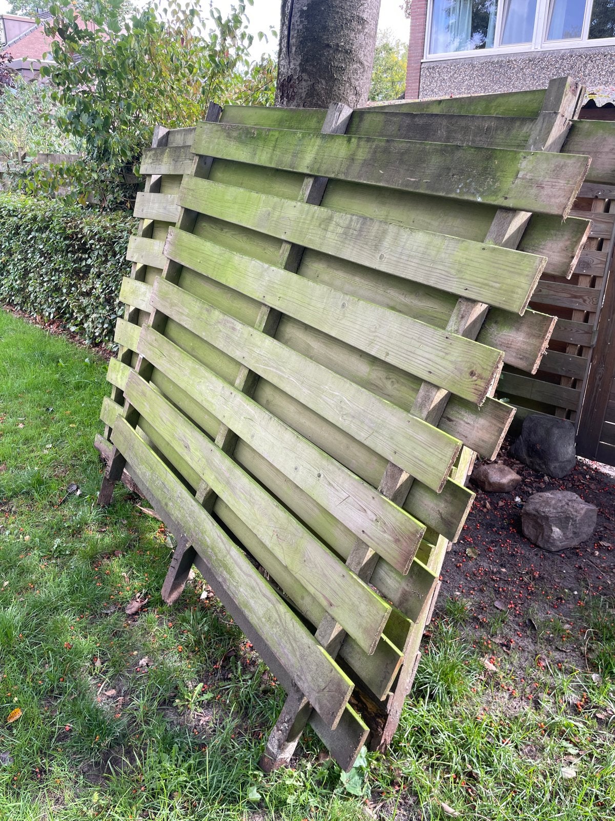 2 schuttingpanelen en deur - Gratis afhalen!, Ophalen, Minder dan 3 meter, Hout, 1 tot 2 meter